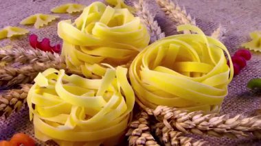 Çuval bezinde buğday kulaklı tagliatelle makarnası. Doğal malzemeler.