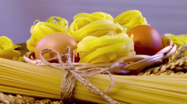 Makarna için tarım ürünleri: tagliatelle, spagetti ve taze yumurta. İtalyan mutfağı