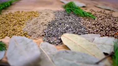 Gürcü baharatı karışımı. Et ve balık için aromatik baharat karışımı: kişniş, fesleğen, dereotu, defne yaprağı, safran, çemen otu. Kafkas mutfağı için doğal malzemeler.