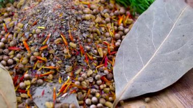 Et ve balık için aromatik baharat karışımı: kişniş, fesleğen, dereotu, defne yaprağı, safran, çemen otu. Kafkas mutfağı için doğal malzemeler.