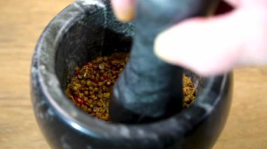 Taş havanda el yapımı aromatik baharatlar. Doğal baharat karışımı hazırlanıyor