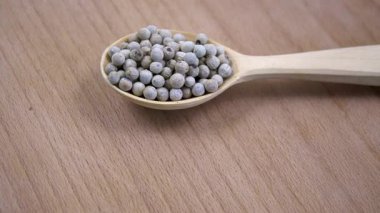 Beyaz karabiberlerin detaylı yakın çekimi. Baharatlar ve doğal baharatlar