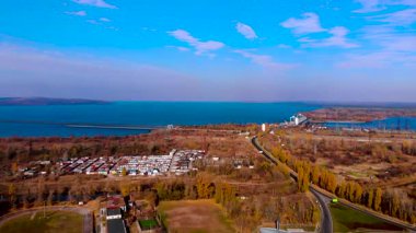 Ukrayna 'nın sonbaharda Kaniv Hidroelektrik Santrali ve Dnipro Nehri' nin hava manzarası. Sonbaharda altyapı, enerji tesisi ve rezervuarın insansız hava aracı görüntüleri..