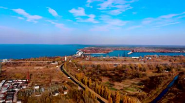 Sonbaharda Kaniv HPP ve Dnipro Nehri 'nin insansız hava aracı görüntüsü. Baraja giden yol, elektrik şebekesi ve manzaralı sonbahar manzarasında altyapı, Ukrayna.
