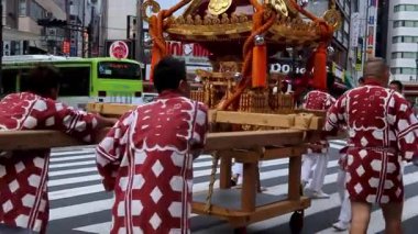 Tokyo, Japonya - 22 Eylül 2024: Tokyo 'da sonbahar matsuri festivali sırasında Shinto Mikoshi alayı, Japonya geleneksel taşınabilir tapınağı modern kentsel caddelerde taşındı