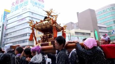 Tokyo, Japonya - 22 Eylül 2024: Tokyo 'da geleneksel Mikoshi festivali: Katılımcılar modern Tokyo sokaklarında kutsal bir tapınak taşıyorlar.