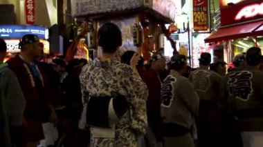 Tokyo, Japonya - 22 Eylül 2024: Tokyo Mikoshi Festivali: Tokyo Mikoshi Festivali: Happi Coats 'ta Gece Sokak Yürüyüşü. Japonya