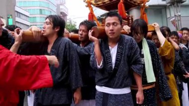 Tokyo, Japonya - 22 Eylül 2024: Katılımcılar Tokyo 'da düzenlenen geleneksel bir Japon matsuri festivali sırasında taşınabilir bir mikoshi tapınağı taşıyorlar. Hapi Coats 'ta kültürel bir geçit töreni..