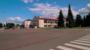 Nizhyn, Ukrayna - 23 Temmuz 2024: Spruce ağaçları ve modern mimari ile şehir meydanı manzarası. Chernihiv bölgesi