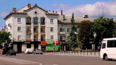 Nizhyn, Ukrayna - 23 Temmuz 2024: Nizhyn, Ukrayna 'da apartman ve eczane. Şehir merkezinde birinci katta eczane bulunan Sovyet döneminden kalma klasik bir konut binası..