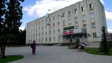Nizhyn, Ukrayna - 23 Temmuz 2024: Ukrayna ve bölgesel bayraklı Nizhyn kasabasının hükümet binası.
