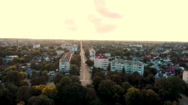 Korostyshiv 'in sonbahar manzarası yukarıdan. Renkli ağaçlar, eski binalar ve arka planda bir kilise olan Central Park sokağı. Zhytomyr bölgesi, Ukrayna