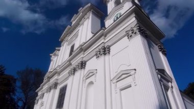Korostyshiv, Ukrayna 'daki Barok Kutsal Bakire Meryem Kilisesi. Sütunlarla açı görünümü