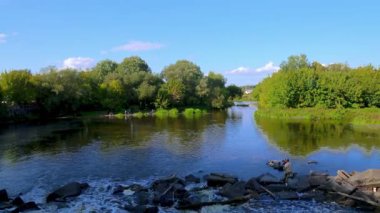 Teterev Nehri Manzarası: Ukrayna 'nın Zhytomyr bölgesinde sakin bir nehir