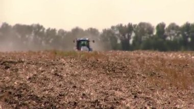 Yoğun bir ısı serabının gerçek görüntüleri: Parlayan hava ve atmosferik bozulma, arka planda bir çekici ile doğal dalgalı bir görsel etki yaratır..