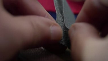 Ayrılma anında cırt cırt elyafın makro dokusu: Tekstil kanca ve döngü bağlayıcısının kabuk kuvvetini gösterir