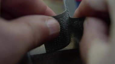 Ayrılma anında cırt cırt elyafın makro dokusu: Tekstil kanca ve döngü bağlayıcısının kabuk kuvvetini gösterir