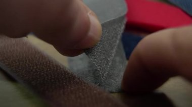 Bir cırt cırt cırtlı kayışı açan insan elleri: Bir cırt cırtlı bağlayıcının çalışma prensibi