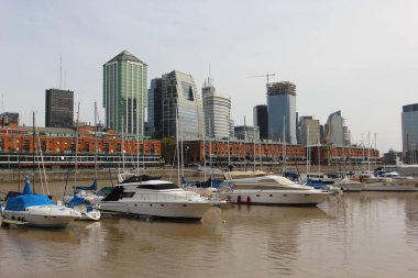 Buenos Aires limanında arka planda gökdelenler olan tekneler.