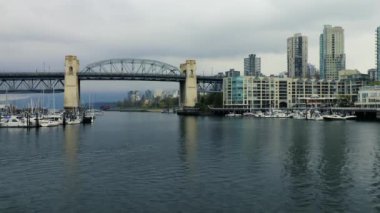 Vancouver 'da sonbahar bulutlu bir gün Burrard köprüsü ve Sunset plajı manzaralı.