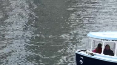 Vancouver Sahte Deresi 'nden geçen küçük bir teknede mutlu turistler.