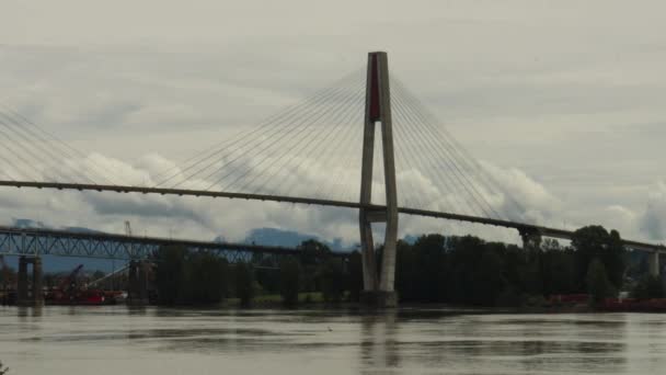 Мост Ванкувере Спокойная Река Пасмурный День — стоковое видео