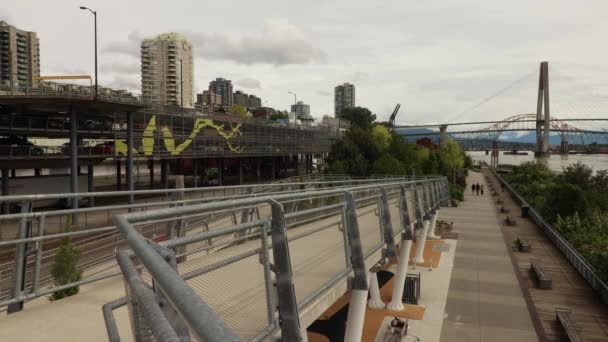 Boardwalk Άτομα Που Περπατούν Γέφυρα Και Νέα Κτίρια Στο Βανκούβερ — Αρχείο Βίντεο