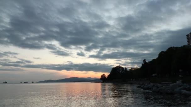 Strumień Vancouver Odbijający Pomarańczowe Światło Zachodu Słońca Kamieniami Plaży — Wideo stockowe