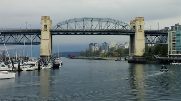 Barge Chilling Vancouver Burard Bridge — стокове відео