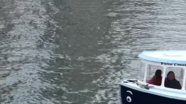 Szczęśliwi Turyści Małej Łodzi Przepływającej Przez Vancouver False Creek — Wideo stockowe