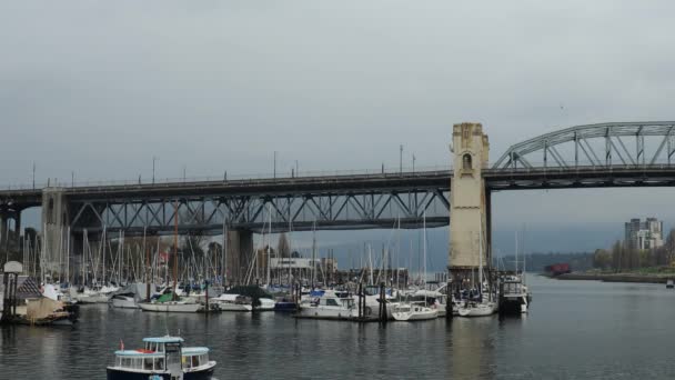 Liten Båt Med Turister Vancouver False Creek Med Bakgrundsbro — Stockvideo