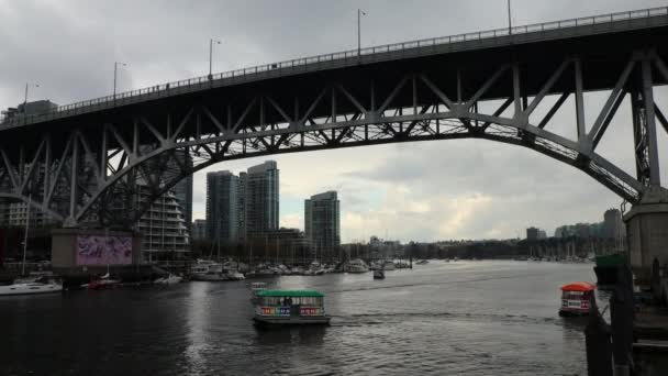 Маленькі Аквабусові Човни Під Мостом Ґранвіль Ванкувері Похмурий День — стокове відео