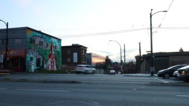 Bulanık arabalar Vancouver 'da yolda akşam manzarası