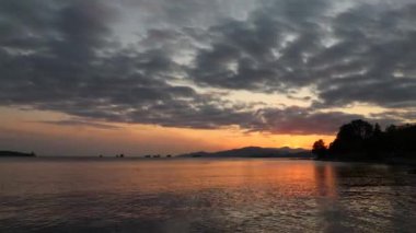 Vancouver 'daki gemilerin zaman çizelgesi yaz günbatımında limana girmek için bekliyor.