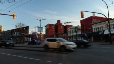 Vancouver 'daki ana cadde zaman çizelgesi, trafik ışıkları ve eski Amerikan binaları.