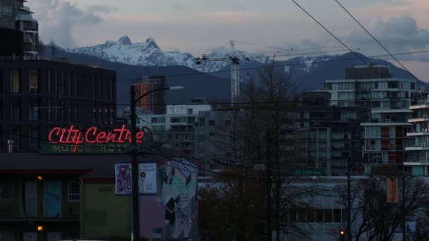 Motel Vancouver Met Besneeuwde Bergen Achtergrond Avond — Stockvideo