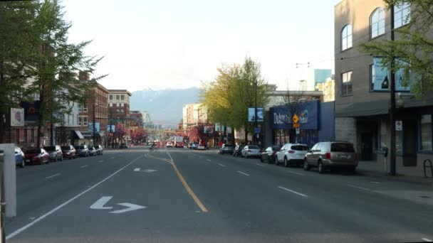 Jesień Vancouver Główny Rower Uliczny Czerwony Samochód Przejeżdżający Wieczorem Przez — Wideo stockowe