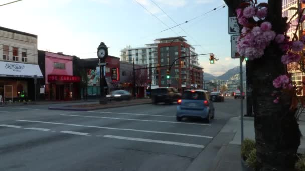 Timelapse Main Street Zegarami Widokiem Centrum Vancouver Wieczorem — Wideo stockowe