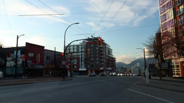 Vancouver Street Timelapse Mountains Far Away Cars Passing — Stock Video