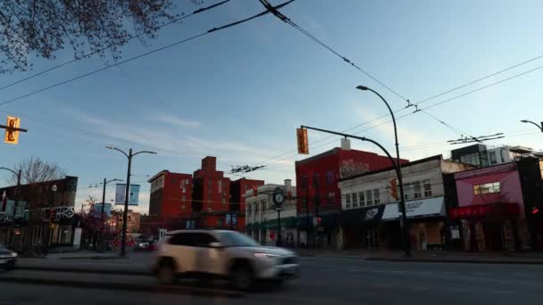 Timelapse Van Het Verkeer Hoofdstraat Vancouver Met Rode Gebouwen Achter — Stockvideo