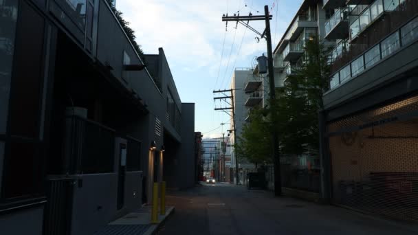 Vancouver Sokağı Akşamları Bir Araba Geçiyor — Stok video