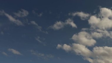 Kaybolan altokümülüs bulutları, güneşli bir günde mavi gökyüzünde 4K zamanına denk geliyor.