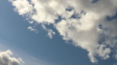 Altokümülüs bulutlarının çapraz hareketi güneşli bir günde 4K zamanına denk geliyor.
