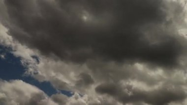 Stratocumulus gri arka planda parlayan küçük bir alev. Zaman Dilimi 4K