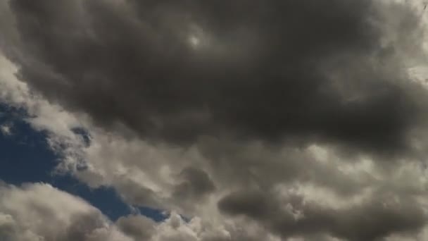 Piccolo Bagliore Che Brilla Attraverso Nuvole Retroilluminate Grigio Stratocumulo Timelapse — Video Stock