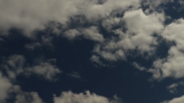 Timelapse Rychle Pohybující Stratocumulus Mraky Pokrývající Tmavě Modré Nebe — Stock video