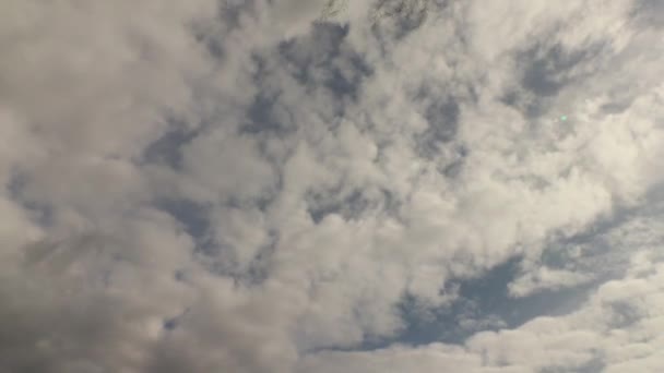 Birkaç Bulut Tabakası Zamanına Denk Geliyor Mavi Gökyüzünü Kaplayan Altokümülüs — Stok video