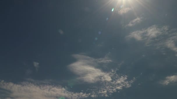 Όμορφη Timelapse Της Altocumulus Σύννεφα Ένα Μπλε Ουρανό Ηλιακή Φωτοβολίδα — Αρχείο Βίντεο