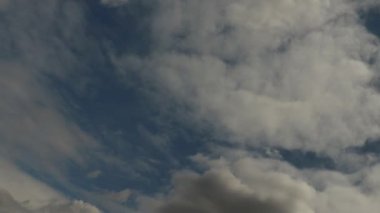 Zaman ayarlı 4K altokülüs yuvarlanan bulutlar yaz aylarında mavi gökyüzünde