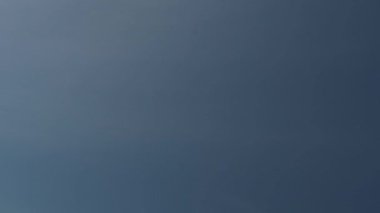 Hafif sirostratus bulutları zaman ayarlı 4K, açık mavi gökyüzünde beliriyor